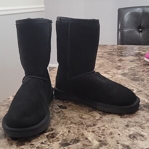 UGG Australia Classic Black Short Il Boots Size 6 ladies 4 men